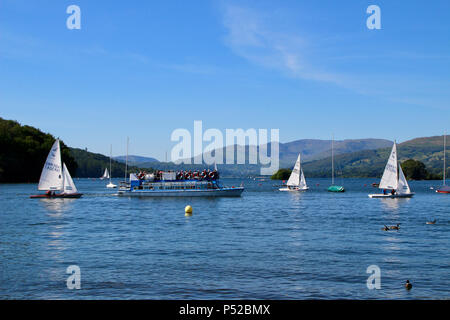 Bowness on Windermere, Cumbria, Royaume-Uni. 24 juin 2018. Dingys sous voiles avec Lake Cruiser sur le lac Windermere Credit : photographier Nord/Alamy Live News Banque D'Images