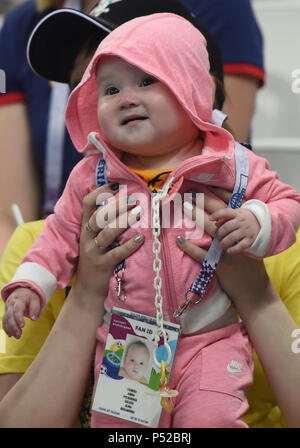 Kazan, Russie. 24 Juin, 2018. Un bébé est considéré avant la Coupe du Monde 2018 Groupe H match entre la Pologne et la Colombie à Kazan, Russie, 24 juin 2018. Crédit : Il Canling/Xinhua/Alamy Live News Banque D'Images