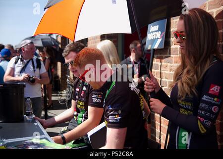 Dalton sur les tés, en Angleterre, le 24 juin 2018. Josh Cook et Senna Proctor du pouvoir Maxed TAG Racing de signer des autographes pendant une fosse à pied à la Dunlop MSA British Touring Car Championship réunion à Croft Circuit. Crédit : Colin Edwards/Alamy Live News. Banque D'Images