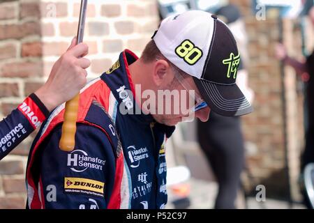 Dalton sur les tés, en Angleterre, le 24 juin 2018. Dunlop MSA British Touring Car Championship driver Tom Ingram de signer des autographes pour les spectateurs pendant une fosse à pied à Croft Circuit. Crédit : Colin Edwards/Alamy Live News. Banque D'Images