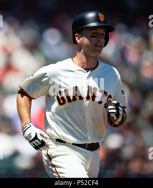 San Francisco, Californie, USA. 24 Juin, 2018. Giants de San Francisco catcher Buster Posey (28) tête en bas le chemin de base, au cours d'un match entre la MLB Padres de San Diego et les Giants de San Francisco à AT&T Park à San Francisco, Californie. Valerie Shoaps/CSM/Alamy Live News Banque D'Images