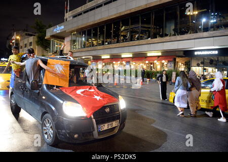 Istanbul, Turquie. 24. Juin 2018. Soirée électorale à Istanbul, Turquie. Les électeurs de l'AKP, Recep Tayyip Erdoğan et célébrer les résultats de l'élection. Credit : Franz Perc / Alamy Live News Banque D'Images