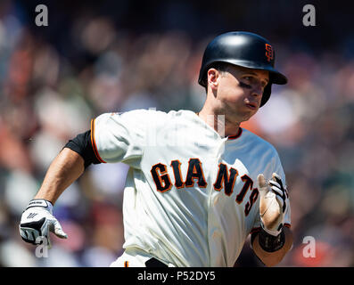 San Francisco, Californie, USA. 24 Juin, 2018. Giants de San Francisco catcher Buster Posey (28) tours première base sur un lit, pendant un match entre la MLB Padres de San Diego et les Giants de San Francisco à AT&T Park à San Francisco, Californie. Valerie Shoaps/CSM/Alamy Live News Banque D'Images