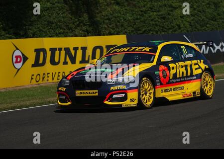 Dalton sur les tés, en Angleterre, le 24 juin 2018. Andrew Jordan au volant d'une BMW 125i M Sport BMW Course Pirtek pour faire son chemin jusqu'à la grille d'une Dunlop MSA British Touring Car Championship course à Croft Circuit. Crédit : Colin Edwards/Alamy Live News. Banque D'Images