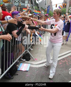 New York, NY, USA. 24 Juin, 2018. Candidat au poste de gouverneur de l'État de New York l'actrice Cynthia Nixon dans le 2018 NYC Pride Parade à New York, New York le 24 juin 2018. Rainmaker : Crédit Photo/media/Alamy Punch Live News Banque D'Images
