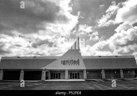 23 juin 2018 - Lakeland, Floride, États-Unis - l'Église s'est enflammé est vu sur le 23 juin 2018 à Lakeland, en Floride. L'église a été le site de la seconde Convention annuelle de l'école internationale d'Exorcisme Advanced Academy de la délivrance du 21 au 23 juin 2018. Le rassemblement, organisé par le pasteur Bob Larson, le fondateur de l'école internationale d'Exorcisme, a attiré environ 70 exorcistes, étudiants, et d'autres, et les séances de formation, des conférenciers invités, ainsi qu'un certain nombre de rituels d'exorcisme. (Paul Hennessy/Alamy) Banque D'Images