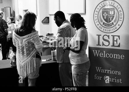 23 juin 2018 - Lakeland, Floride, États-Unis - Les participants à l'hôtel à l'arrivée à la deuxième convention annuelle de l'école internationale d'Exorcisme Advanced Academy de la délivrance le 23 juin 2018 à l'Église en feu Lakeland, Floride. Les trois jours, organisée par le pasteur Bob Larson, le fondateur de l'école internationale d'Exorcisme, a attiré environ 70 exorcistes, étudiants, et d'autres, et les séances de formation, des conférenciers invités, ainsi qu'un certain nombre de rituels d'exorcisme. (Paul Hennessy/Alamy) Banque D'Images