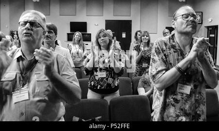 23 juin 2018 - Lakeland, Floride, États-Unis -participants lèvent la main en chanson et de prière au deuxième congrès annuel de l'école internationale d'Exorcisme Advanced Academy de la délivrance le 23 juin 2018 à l'Église en feu Lakeland, Floride. Les trois jours, organisée par le pasteur Bob Larson, le fondateur de l'école internationale d'Exorcisme, a attiré environ 70 exorcistes, étudiants, et d'autres, et les séances de formation, des conférenciers invités, ainsi qu'un certain nombre de rituels d'exorcisme. (Paul Hennessy/Alamy) Banque D'Images