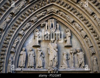 ARTE GOTICO. SIGLO XIII CATEDRAL DE HUESCA. Esculturas del tímpano del Pórtico de la catedral, con escenas de la vida de la Virgen. Aragón. España. Banque D'Images