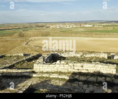 ARTE IBERICO. ESPAÑA. POBLADO IBERICO DE CABEZO DE Alcalá. Antigua ciudad ibérica destruida en el año 76 a. C. La planta del poblado es de type romano. Fue fundado cerca de Azaila. Vista Parcial de las ruinas. Provincia de Teruel. Aragón. Banque D'Images