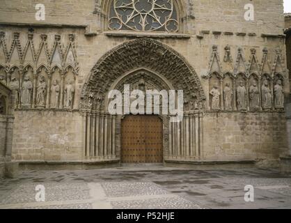 ARTE GOTICO. ESPAÑA. Eglise DE SANTA MARIA erigida en el siglo XIII. Detalle de la portada de la Fachada principal. OLITE. Navarra. Banque D'Images