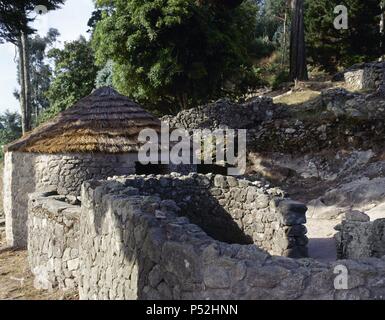 ARTE CELTA. ESPAÑA. CITANIA DE SANTA TECLA (CASTRO DE SANTA TECLA). Poblado fortificado protohistórico perteneciente a la llamada "Cultura de los Castros'. Asentado en el Monte Santa Tecla, fue habitado desde el s. X a. C. hasta el s. III de notre ère. Reconstrucción de una vivienda de planta circulaire. Un GARDA (LA GUARDIA). Provincia de Pontevedra. La Galice. Banque D'Images