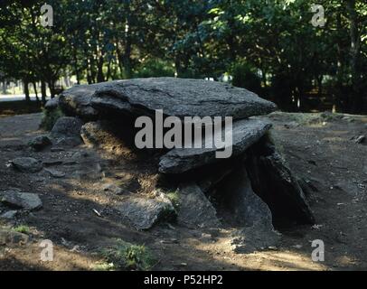 ARTE PREHISTORICO. NEOLITICO. ESPAÑA. MEGALITISMO. DOLMEN DE MAMOA DO REI. Localizado se encuentra en una zona boscosa próxima al Lago Castiñeira. Provincia de Pontevedra. La Galice. Banque D'Images