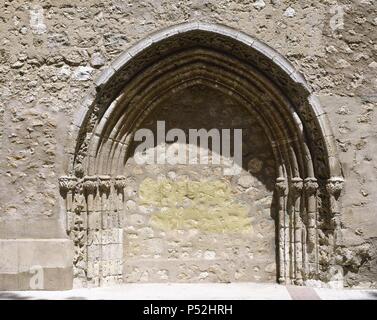 ARTE GOTICO. ESPAÑA. PARROQUIA DE SANTA MARIA LA MAYOR. Iglesia construida en estilo gótico tardío del s. XV. Reformada durante el renacimiento y en el s. XIX. Vista de la PUERTA DE PONIENTE, una de las tres portadas con que cuenta el templo. Se encuentra en el suelo y hundida. tapiada DAIMIEL. Provincia de Ciudad Real. Castille la Manche. Banque D'Images