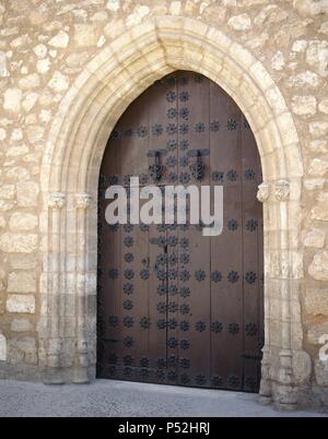 ARTE GOTICO. ESPAÑA. PARROQUIA DE SANTA MARIA LA MAYOR. Iglesia construida en estilo gótico tardío del s. XV. Reformada durante el renacimiento y en el s. XIX. Vista de la PUERTA DE LA OMBRIE, una de las tres portadas del templo, orientada al Norte, es ojival arquivoltas y poseen dos. DAIMIEL. Provincia de Ciudad Real. Castille la Manche. Banque D'Images