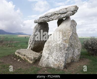 ARTE PREHISTORICO. ESPAÑA. DOLMEN DE SORGINETXE. Con el de Aizkomendi, es uno de los mejores monumentos megalíticos de Euskadi. Fueron levantados por los antiguos pobladores entre el NEOLITICO Y LA EDAD DE BRONCE (2650900 años a. C.). ARRIZALA DE CERCANIAS. Provincia de Alava. País Vasco. Banque D'Images