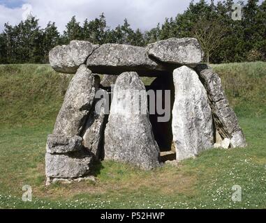 ARTE PREHISTORICO. ESPAÑA. DOLMEN DE AIZKOMENDI. Se encuentra entre los mejores monumentos megalíticos de Euskadi, que fueron levantados por los antiguos pobladores entre el NEOLITICO Y LA EDAD DE BRONCE (2650-900 años a. C.). CERCANIAS DE EGUILAZ. Provincia de Alava. País Vasco. Banque D'Images