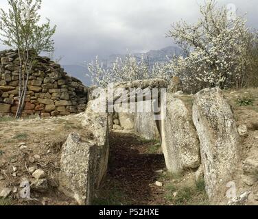 ARTE PREHISTORICO. NEOLITICO. ESPAÑA. DOLMEN DE SAN MARTIN. Alrededores de Laguardia (BIASTERI). Comarca de la Rioja Alavesa. Provincia de Alava. País Vasco. Banque D'Images