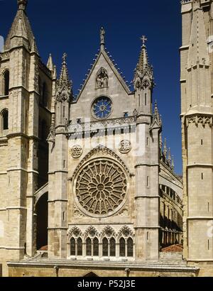 ARTE GOTICO. ESPAÑA. Cathédrale DE SANTA MARIA DE LA REGLA. Construida en el año 1205 por iniciativa del Obispo Manrique DE LARA. Las obras no finalizaron hasta principios del siglo XIV. Detalle de la parte superior de la FACHADA PRINCIPAL. LEON. Castille-león. Banque D'Images