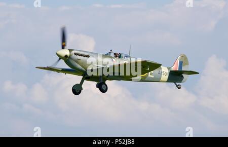 Supermarine Spitfire Vc501 'AR' (G-AWII) décoller de l'Aérodrome Old Warden Banque D'Images