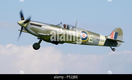 Supermarine Spitfire Vc501 'AR' (G-AWII) décoller de l'Aérodrome Old Warden Banque D'Images