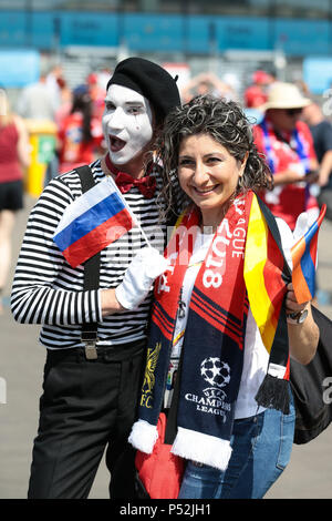 Fans de Nizhny Novgorod avant l'Angleterre match contre le Panama dans la Coupe du Monde de la FIFA 2018 en Russie. Banque D'Images