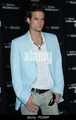 Shane West en arrivant à la partie pour T-mobile Sidekick II du Grove Mall à Los Angeles. Le 4 août 2004. WestShane03 Red Carpet Event, Vertical, USA, Cinéma, Célébrités, photographie, Bestof, Arts, Culture et divertissement, Célébrités Topix fashion / Vertical, Best of, événement dans la vie d'Hollywood, Californie - Tapis rouge et en backstage, USA, Cinéma, Célébrités, cinéma, télévision, Célébrités célébrités musique, photographie, Arts et culture, Bestof, divertissement, Topix, vertical, une seule personne, depuis les années 2003 à 2005, , tsuni@Gamma-USA.com enquête - les trois quarts Banque D'Images