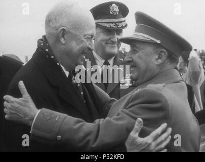 FRANCISCO FRANCO RECIBE AL PRESIDENTE DE LOS ESTADOS UNIDOS, Eisenhower, EN LA BASE AEREA DE TORREJON DE ARDOZ, 21 de diciembre de 1959. Lieu : extérieur, TORREJON DE ARDOZ, MADRID, ESPAGNE. Banque D'Images