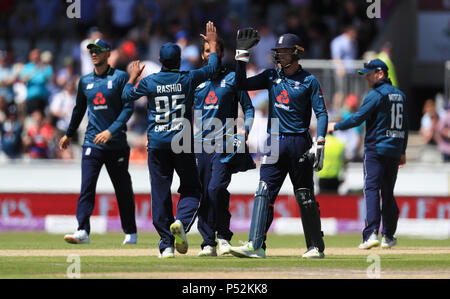 England's Jos Buttler célèbre avec Adil Rashid après le guichet de l'Australie est Billy Stanlake pendant le match international d'une journée à Unis Old Trafford, Manchester. Banque D'Images