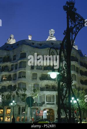 ARTE S. XIX. "MODERNISMO". GAUDI, Antoni (1852-1926). O La Pedrera Casa Mila (1906). Vista nocturna. Barcelone. Cataluña. Banque D'Images