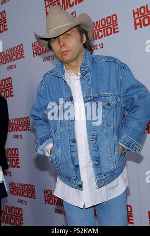 Dwight Yoakam arrivant à la première de ' Hollywood Homicide ' au Westwood Village Theatre de Los Angeles. 10 juin 2003.YoakamDwight031 Red Carpet Event, Vertical, USA, Cinéma, Célébrités, photographie, Bestof, Arts, Culture et divertissement, Célébrités Topix fashion / Vertical, Best of, événement dans la vie d'Hollywood, Californie - Tapis rouge et en backstage, USA, Cinéma, Célébrités, cinéma, télévision, Célébrités célébrités musique, photographie, Arts et culture, Bestof, divertissement, Topix, vertical, une seule personne, depuis les années 2003 à 2005 , enquête, tsuni@Gamma-USA.co Banque D'Images