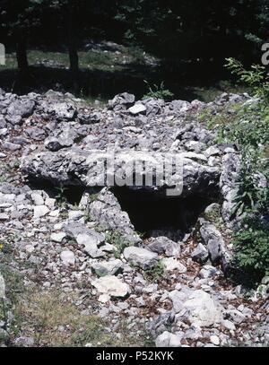 ARTE PREHISTORICO. ARQUITECTURA FUNERARIA. Y TUMULO DOLMEN DEL NEOLITICO. Edad del bronce. El sector de Aralar es una zona con más de 250 dolménica detectados dólmenes. La sierra de Aralar. NAVARRA. España. Banque D'Images