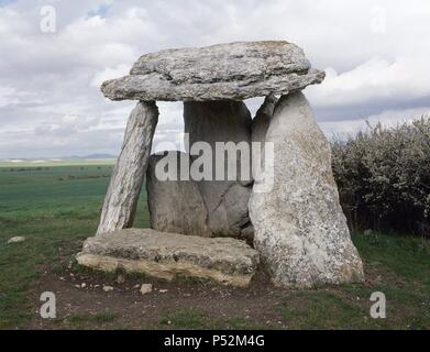 ARTE PREHISTORICO. ESPAÑA. DOLMEN DE SORGINETXE. Con el de Aizkomendi, es uno de los mejores monumentos megalíticos de Euskadi. Fueron levantados por los antiguos pobladores entre el NEOLITICO Y LA EDAD DE BRONCE (2650900 años a. C.). ARRIZALA DE CERCANIAS. Provincia de Alava. País Vasco. Banque D'Images