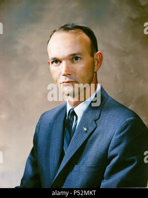 Portrait de l'astronaute Michael Collins dans un costume d'affaires. Banque D'Images