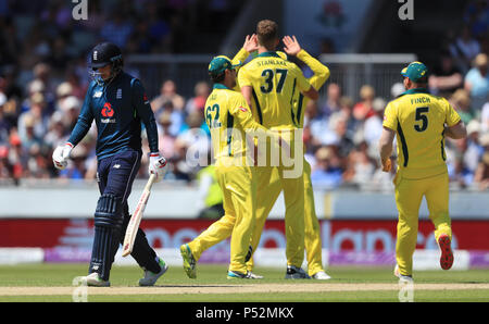 Joe l'Angleterre trudges off racine que l'Australie est Billy Stanlake célèbre au cours de la journée un match international au Emirates Old Trafford, Manchester. Banque D'Images