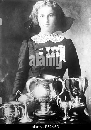 Alsie Aykroyd devant ses trophées 713 1910 Banque D'Images