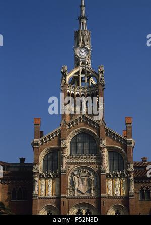 L'Espagne. Barcelone. Hôpital de la Sainte Croix et de Saint Paul. 1901-1930. Complexe construit par l'architecte moderniste Lluis Domènech i Montaner. Façade principale. Détail. Banque D'Images