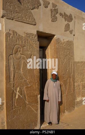 Mastaba de Kagemni (2350 BC). Juge en chef et le vizir du pharaon Téti. L'homme à l'entrée. Vieux Royaume. Saqqara. L'Égypte. Banque D'Images