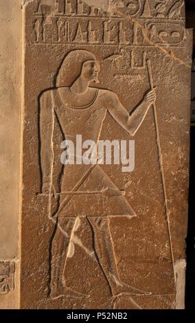 Mastaba de Kagemni (2350 BC). Juge en chef et le vizir du pharaon Téti. À l'entrée de secours représentant Kagemni avec la baguette et son sceptre. Vieux Royaume. Saqqara. L'Égypte. Banque D'Images