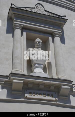 L'Ukraine. Sébastopol. Le Musée de la défense héroïque et la libération de Sébastopol. Buste de l'Amiral Vladimir Ivanovitch Istomin (1809-1855) à l'extérieur du musée. Péninsule de Crimée. Banque D'Images