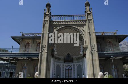 L'Ukraine. République autonome de Crimée. Palais de Vorontsov. Construit en 1828 par le biais de 1848 par l'architecte anglais Edward Blore (1787-1879) comme une résidence d'été Prince Mikhaïl Semionovitch Vorontsov. Façade Sud. Les murs intérieurs du hall d'entrée avec la shahada. Autour de Aloupka. Banque D'Images