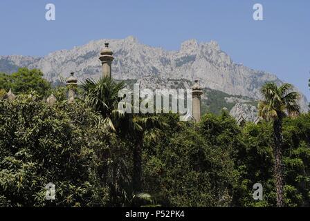 L'Ukraine. République autonome de Crimée. Montagnes de Crimée avec pic Ai-Petri en arrière-plan. Du Palais de Vorontsov. Aloupka. Banque D'Images