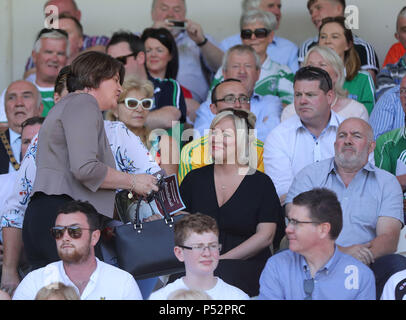 Leader DUP Arlene Foster (à gauche) passe devant le Sinn Fein Vice Présidente Michelle O'Neill (centre) à la finale entre l'Ulster et Donegal Fermanagh dans les clones, Co Monaghan, Irlande. Banque D'Images