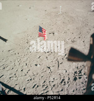 Le drapeau des États-Unis, déployés sur la surface de la lune, domine cette photo prise depuis l'intérieur du module lunaire (LM). Footprints des astronautes Neil A. Armstrong et Edwin Aldrin clairement vu Banque D'Images