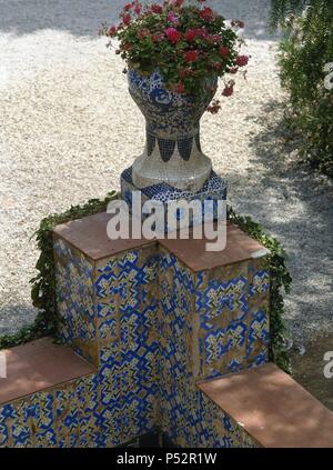 L'Espagne. Barcelone. Bellesguard ou Casa Figueras (1900-1909). Maison moderniste conçu par l'architecte catalan Antonio Gaudi (1852-1885). Décoration du jardin. Situé à l'Sarria-Sant Gervasi distric de Barcelone. Banque D'Images