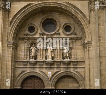 L'Espagne. La Rioja. Santo Domingo de la Calzada. Cathédrale de Saint Dominique de la Calzada. Façade Sud. Contient des statues de Saint Emeterius, Saint Dominique de la Calzada et St. Celedonius. Construit en 1769 par Martin de Abadiano. Beratua Banque D'Images