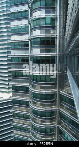 KUALA LUMPUR, MALAISIE - 12 avril 2015 : vue extérieure de la façade de la tour Petronas Banque D'Images