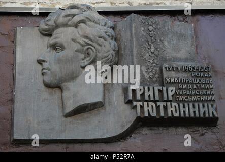 Tiutiunnyk Hryhir (1931-1980). L'écrivain ukrainien. Plaque commémorative. La maison où il a vécu à partir de 1963-1967. Kiev. L'Ukraine. Banque D'Images