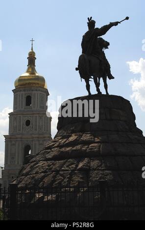 Bogdan Chmielnicki (1595-1657). Le chef cosaque. Monument, 1888. A été créé par le sculpteur Mikhail Mikeshin (1835-1896). . Sofia Square. Kiev. L'Ukraine. Banque D'Images