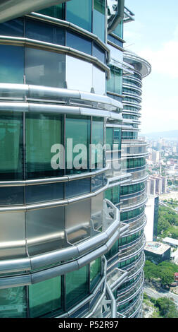 KUALA LUMPUR, MALAISIE - 12 avril 2015 : vue extérieure de la façade de la tour Petronas Banque D'Images